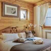 soveværelse i et træhus i skandinavisk stil
