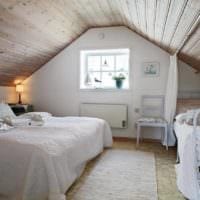 спалнята в дървена къща е уютна
