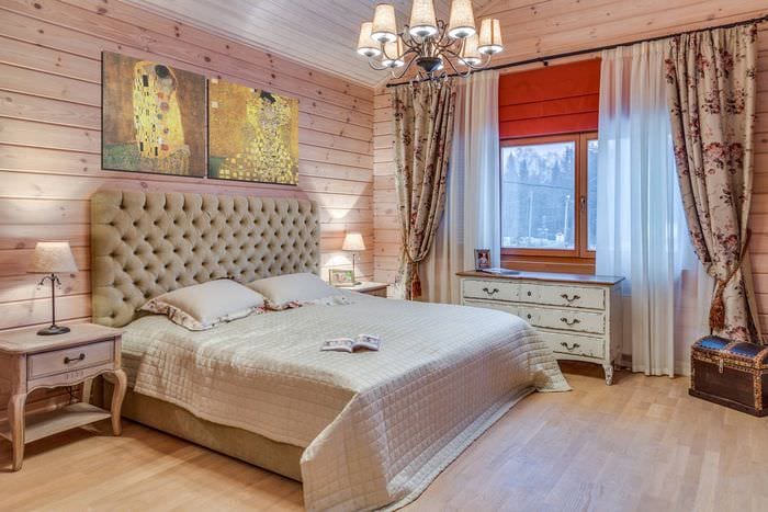 stilfuld dekoration af et soveværelse i træ