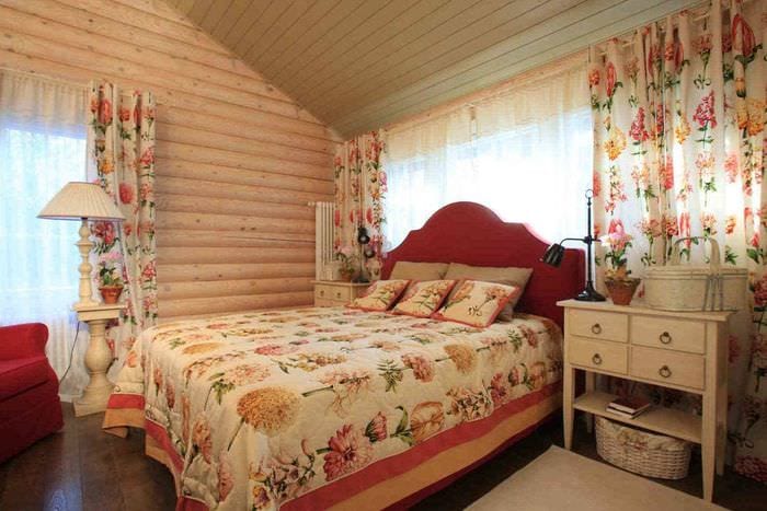 таван в спалнята с дървени стени