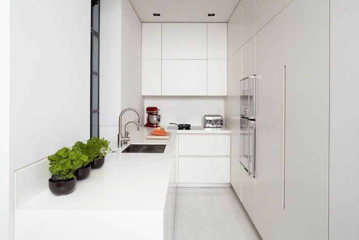 Parallell layout av ett långsträckt minimalistiskt kök