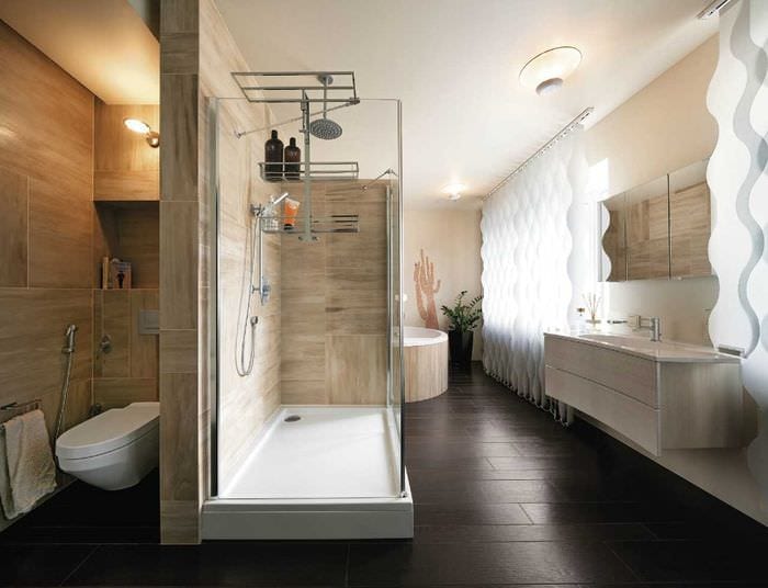 idé om et usædvanligt design af et badeværelse med et vindue
