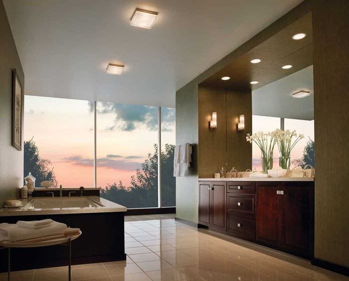 mulighed for et moderne badeværelsesdesign med vindue