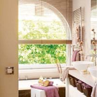 mulighed for en smuk stil på et badeværelse med et vinduesfoto