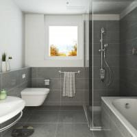 Option eines hellen Badezimmers mit Fotofenster