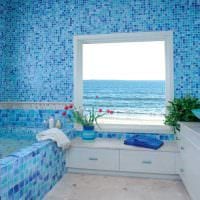 mulighed for et smukt badeværelsesdesign med et vinduesfoto
