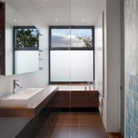 idé om et lyst badeværelsesdesign med et vinduesfoto