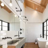 idé om en usædvanlig stil på et badeværelse med et vinduesfoto