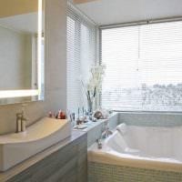 tanken om et badeværelse i moderne stil med et vinduesbillede