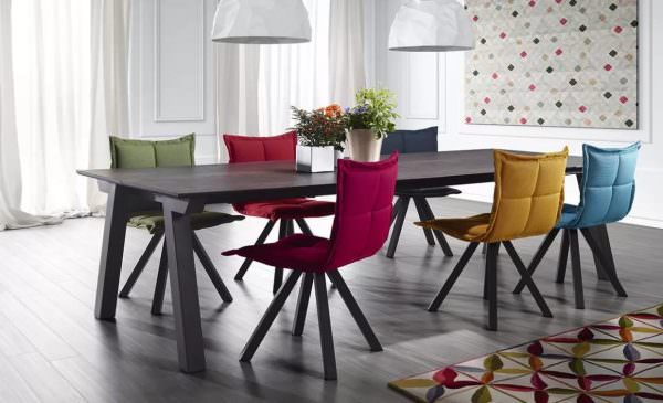 Stilfulde stole til køkkenet fra kendte mærker dekorerer rummet, er behagelige at bruge og passer harmonisk ind i miljøet.