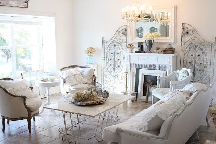 Stue i Provence -stil med gulv af porcelæn stentøj