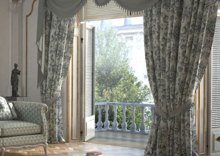 Trykte gardiner i en stue i Provence -stil