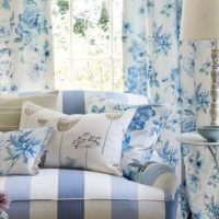 Blå mønstre på tekstiler i stuen