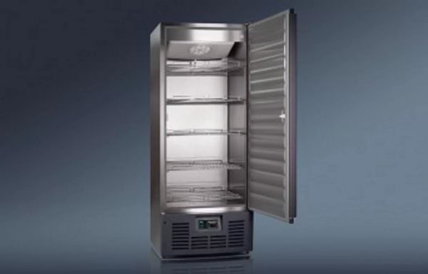 Experter rekommenderar att du inte slår på kylskåpet om rumstemperaturen är under + 5 grader.