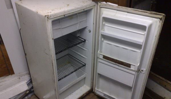 Många lämnar kylskåp på balkonger eller i ett grovkök innan de säljs eller transporteras till sin sommarstuga.