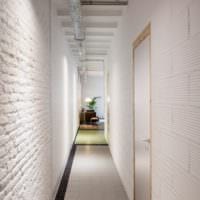 малък коридор в коридора в Хрушчов дизайнерска снимка