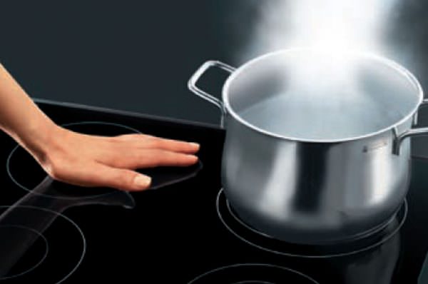 Speisen werden auf Wärmeströmen gekocht, die durch Erhitzen eines Magnetfelds verbreitet werden.