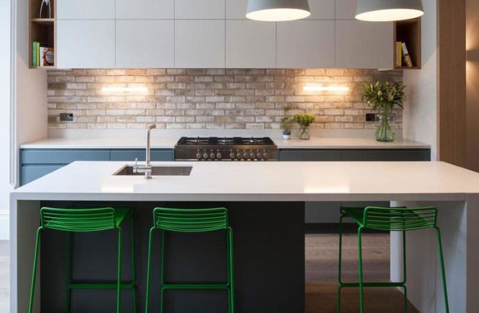 Tégla kötény a konyhában minimalista stílusban
