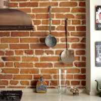 أدوات المطبخ خمر على جدار من الطوب