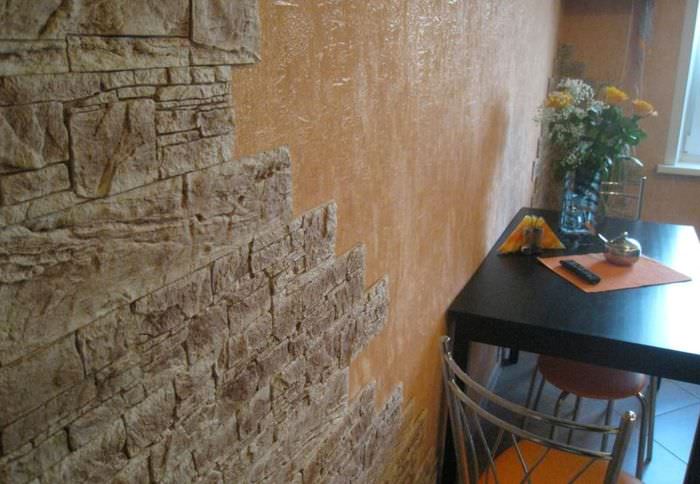 بلاط من الحجر المزخرف باللون الرمادي والبني على جدار منطقة تناول الطعام