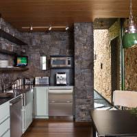 Mörk sten i det inre av köket i ett privat hus