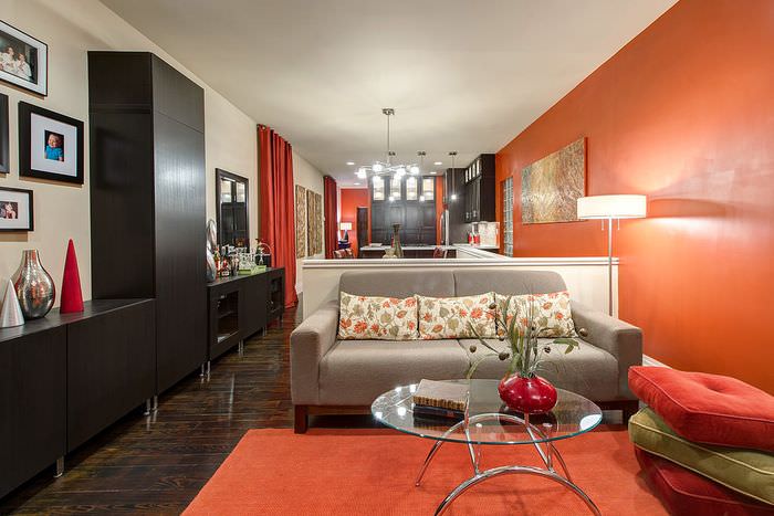 Moderný dizajn obývačky s oranžovou stenou