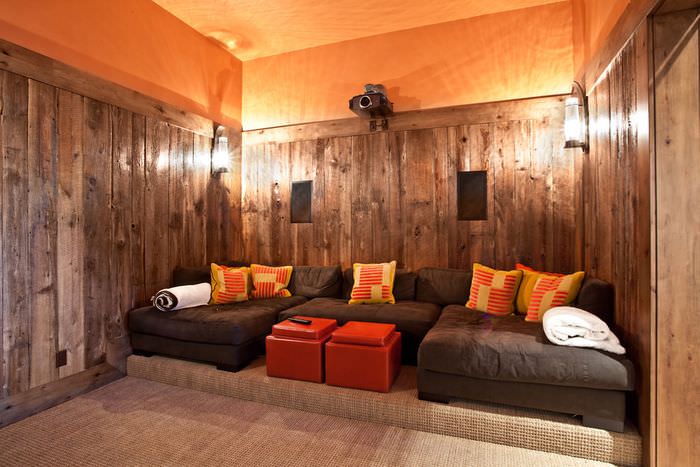 Interiér domáceho kina s oranžovým stropom