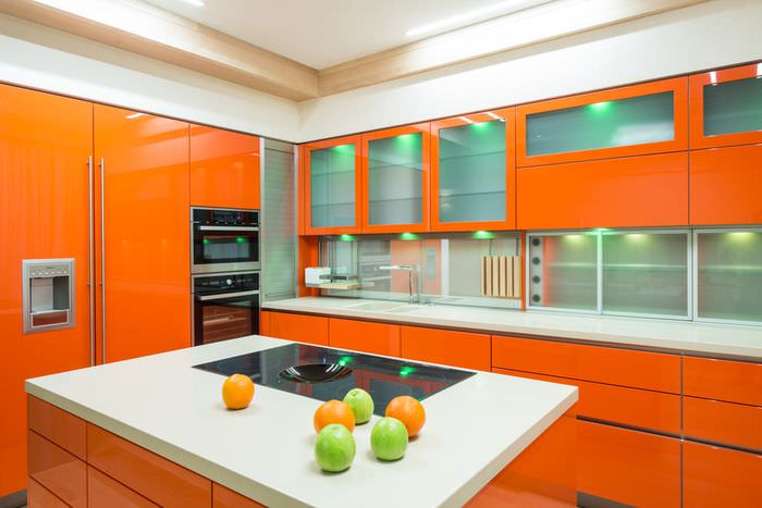Kombinasjonen av oransje og hvitt i det indre av kjøkkenet