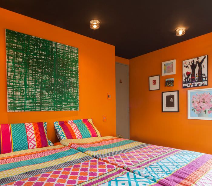 Oranžové a tmavo hnedé farby v interiéri spálne pre mladých