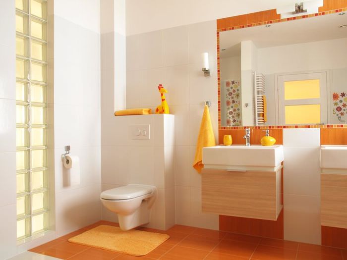 Fürdőszoba belseje narancssárga színekben egy fiatal család lakásában