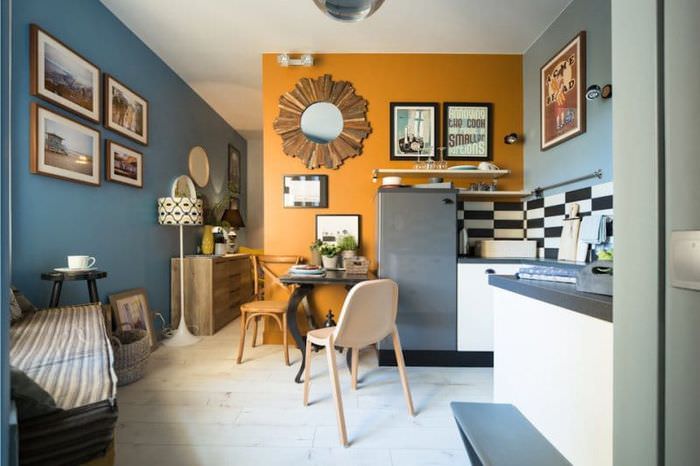 Retro dizajn kuchyne s oranžovou farbou na stenách