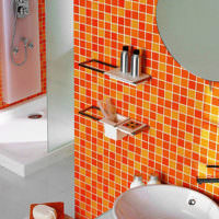 Oransje mosaikk i det indre av et bad i en byleilighet