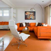 Stueinteriør med oransje sofa nær vinduet