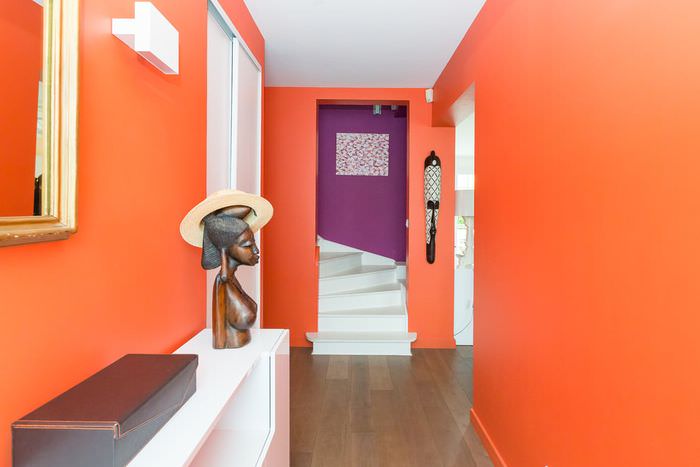 Interiér chodby mestského bytu v oranžovej farbe