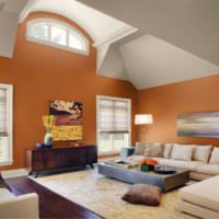 Narancssárga falak egy magas mennyezetű szobában