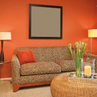 Szürke négyzet a nappaliban a narancssárga falak hátterében