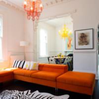 Čalúnený nábytok s oranžovými vankúšmi v interiéri obývačky