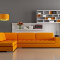 Narancssárga kanapé és fehér könyvespolcok