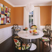 Kontrast bielej a oranžovej v dizajne jedálne