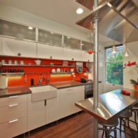 Narancssárga kötény a konyha kialakításában