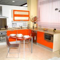 Kjøkkenskap med oransje fronter
