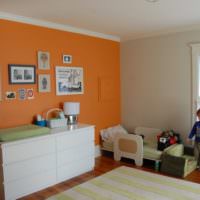 Oransje vegg på barnerommet
