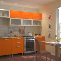 Belysning av den oransje fasaden på kjøkkensettet