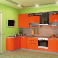 Zelené steny a oranžová súprava v kuchyni