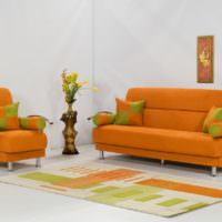 Polstrede møbler med oransje stofftrekk