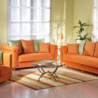 Obývacia izba vidieckeho domu s oranžovými pohovkami