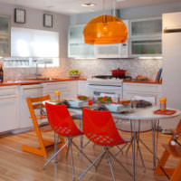 Az élénk narancssárga árnyalatok használata a konyha belsejében