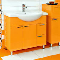Servantskap i oransje farge på badet