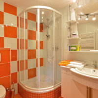 Kombinácia béžovej a oranžovej farby v interiéri kúpeľne