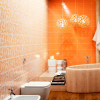 Narancssárga kerámia csempe egy városi lakás fürdőszobájában